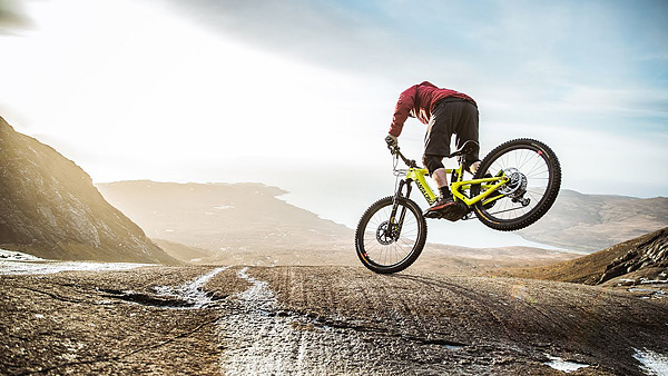 video-2020_danny-macaskill-rides-new-santa-cruz-ebike_pic.jpg