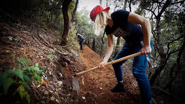video-2020_at-home-commencal-enduro-team_pic.jpg