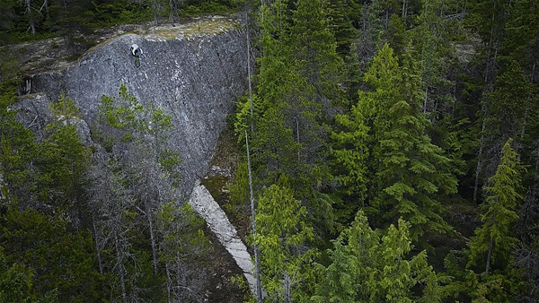 video-2018_reece-wallace-huge-north-shore-riding_pic.jpg